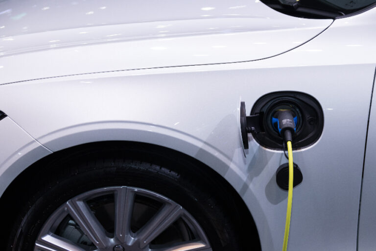 Keunggulan Mobil Hybrid Plug-in Menggabungkan Efisiensi